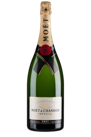 Una botella de Champagne Moët & Chandon Brut Impérial 750. La botella tiene un cuerpo de vidrio verde con un cuello envuelto en papel de aluminio dorado y presenta la marca Moët. La etiqueta en la parte delantera es blanca con texto negro y un borde dorado, que indica el nombre del champán.