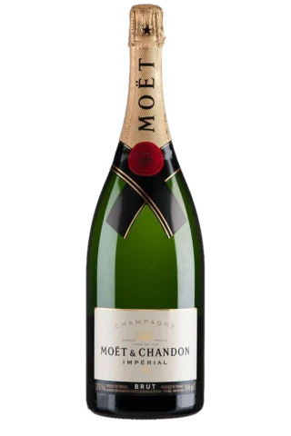 Una botella de Champagne Moët & Chandon Brut Impérial 750. La botella tiene un cuerpo de vidrio verde con un cuello envuelto en papel de aluminio dorado y presenta la marca Moët. La etiqueta en la parte delantera es blanca con texto negro y un borde dorado, que indica el nombre del champán.